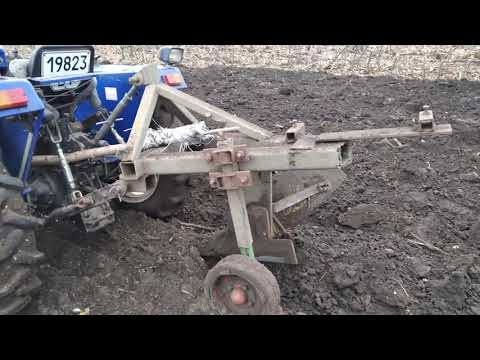 Видео: Китайський мінітрактор. Пахота саморобним плугом. Правда про плуги до мінітракторів .
