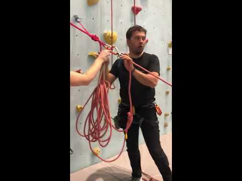 Видео: Спасработы. Спуск пострадавшего с сопровождением методом «Тандем — противовес».