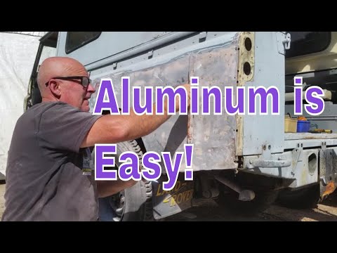 Видео: Land Rover Rebuild Vid5, выравнивание панели перед подготовкой к покраске.