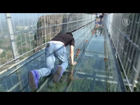Видео: Самый длинный стеклянный мост в мире открылся в Китае (новости)