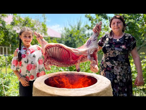 Видео: Бабушка готовит очень вкусную баранину в тандыре! Рецепт хрустящих бараньих ребрышек