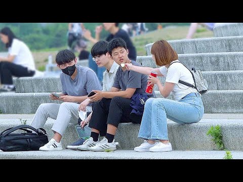 Видео: красивая девушка кормит незнакомцев. Реакция корейских парней!