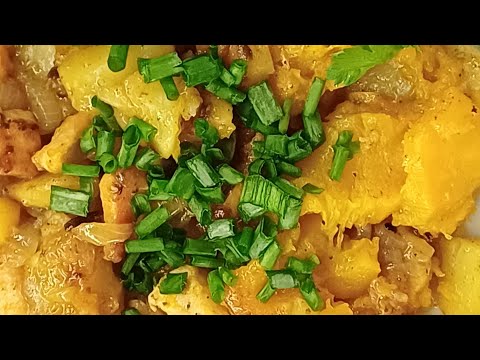 Видео: Курица, тушенная с картошкой и тыквой.