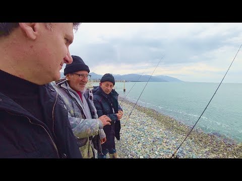 Видео: Адлер. Рыбаки в Имеретинке ..
