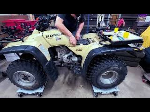 Видео: Honda 300 Fourtrax | Как починить | Почистить карбюратор? Бензобак? Помогите! Не заводится и не р...