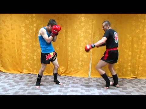 Видео: Тайский бокс - Мощный Лоу кик тайцев и переход на хай кик
