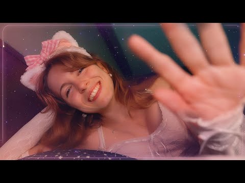 Видео: ASMR в твоей КРОВАТИ 💗 Твоя ДЕВУШКА-КОШЕЧКА усыпляет тебя поцелуями и звуками рта 💋