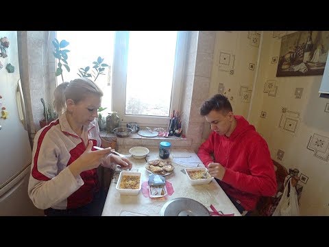 Видео: 🍜 МАМА ПЕРВЫЙ РАЗ ПРОБУЕТ ОСТРЫЙ ДОШИРАК 🍜