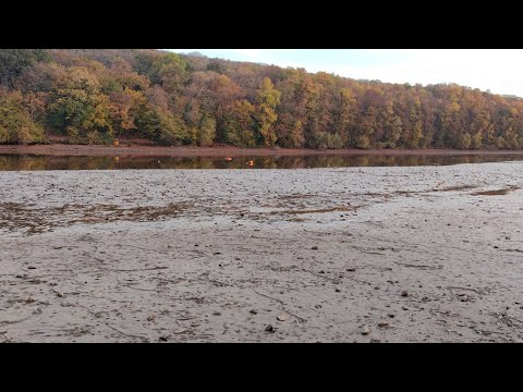 Видео: Езерото в Николово изчезва:  Какви опасности виждат треньори и местни и какво казва общината