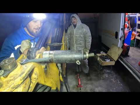 Видео: История одного закишево пальца на Caterpillar 444 F2