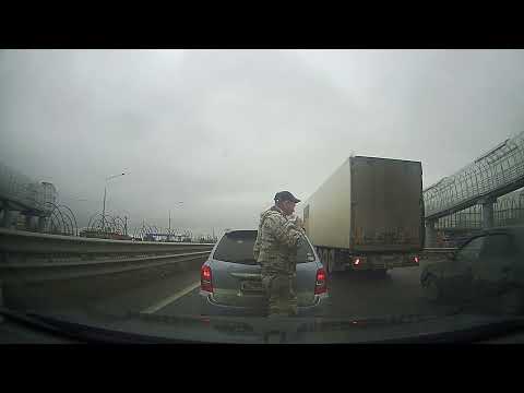 Видео: 2 ноября 2025. Пробка в Усть-Сынах из-за ремонта дороги