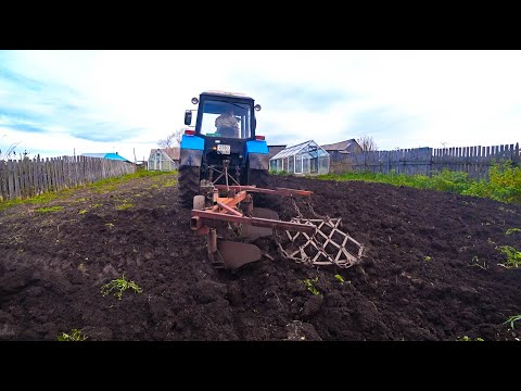 Видео: Вспахал пару огородиков на тракторе МТЗ-892.2 плугом плн 3-35.