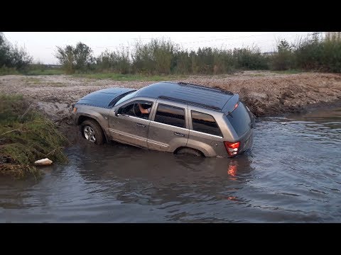 Видео: Jeep Grand Cherokee против Pajero Sport.  Кто лучше на бездорожье в стоке?