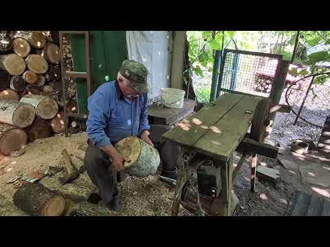 Видео: Дід сидячи коле дрова