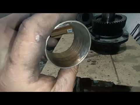 Видео: #12 CumminsN14+ Замена сальника и втулки привода компрессора и переднего сальника коленвала