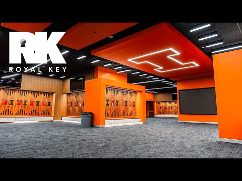 Видео: Внутри футбольного комплекса стоимостью 80 миллионов долларов для команды ILLINOIS FIGHTING ILLIN...