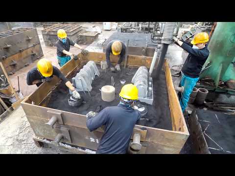 Видео: Впечатляющие навыки мастеров проявляются в крупномасштабном литье в Японии, которое начинается в 4 у