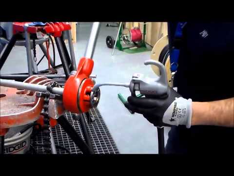 Видео: Ручная нарезка жесткой трубы