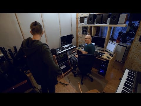 Видео: [ПО СТУДИЯМ] В студии у Syntheticsax. Создание треков в домашней студии (Полная Версия)