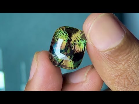 Видео: Редкий александрит из Бразилии.