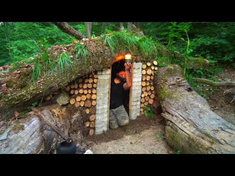Видео: Строительство секретного убежища глубоко внутри большого дерева - Кемпинг выживания в Бушкрафте