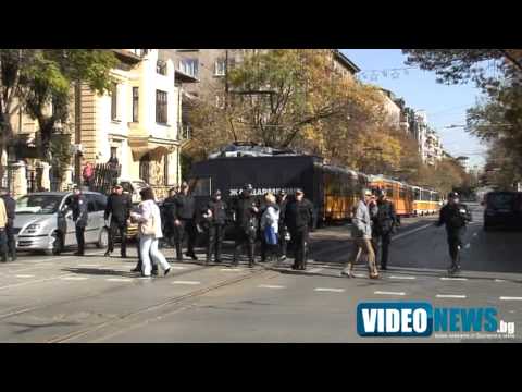 Видео: Екшън пред Министерски съвет и пред турското посолство при шествието на ултрaсите на Левски