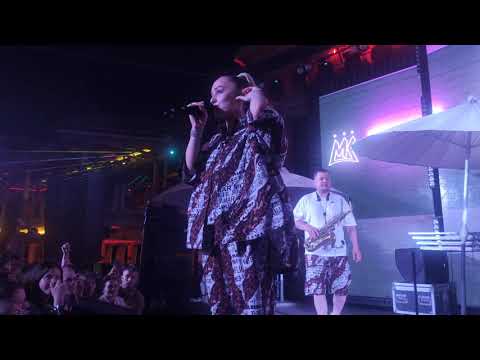 Видео: Мари Краймбрери & M.Hustler - Пряталась в ванной, УСПЕЙ ВЕРНУТЬСЯ 19.06.2021 Itaka Beach club Odessa