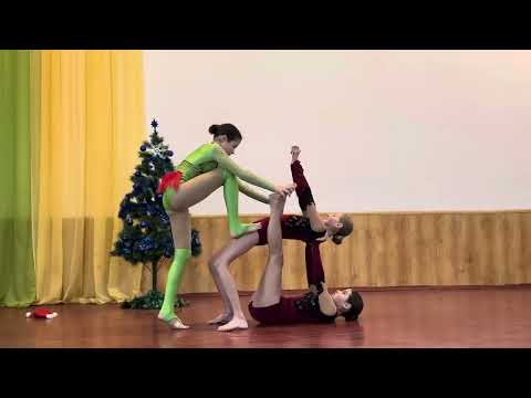 Видео: Пропонуємо до перегляду новорічний танок гімназистів!