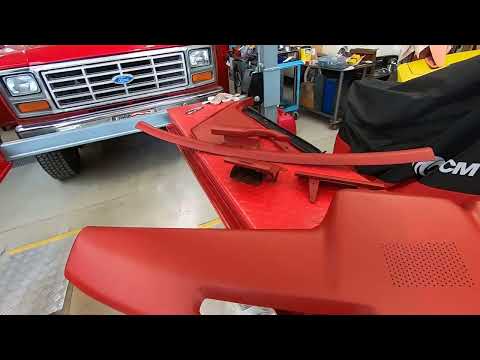 Видео: «Большой красный» Ford F250 4X4 1984 года выпуска с новым интерьером