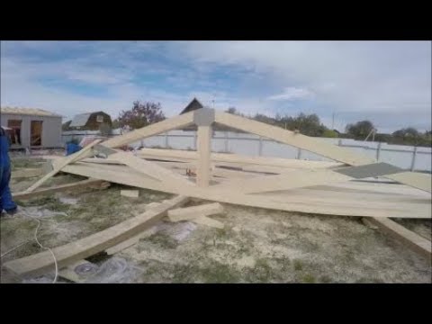 Видео: Монтаж стропильной системы из ферм.