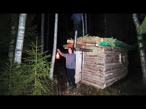 Видео: Преображение ЛЕСНОЙ ХИЖИНЫ. Завалинка из земли и мха. Теплая ночь в уютной лачуге.