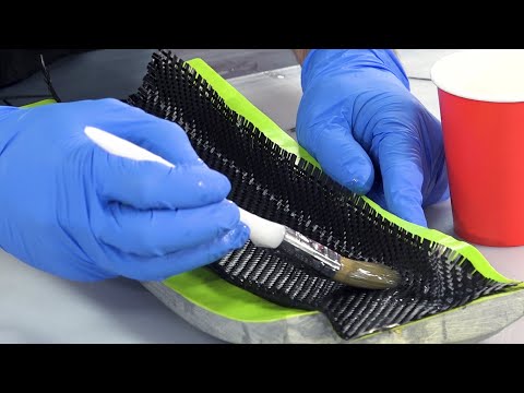 Видео: Ручное ламинирование и вакуумный мешок — простая деталь из углеродного волокна (включая метод с и...
