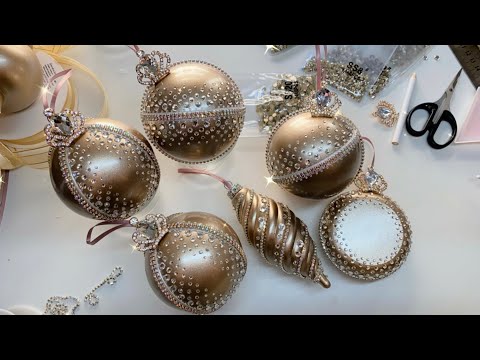 Видео: Работа со стразами.  Декор медальона.