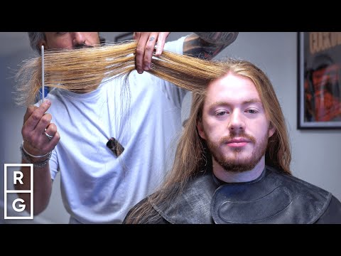 Видео: У него длинная многослойная стрижка (трансформация мужской длинной стрижки)
