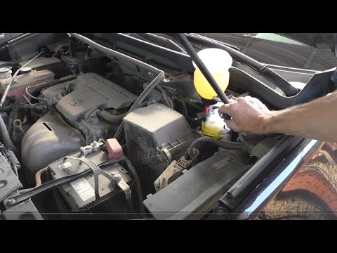 Видео: Замена тормозной жидкости на Toyota RAV4 2,5 Тойота РАВ 4 2018 года