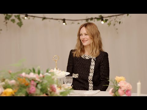 Видео: Беседа за круглым столом с Каролин де Мегре — CHANEL Shows​