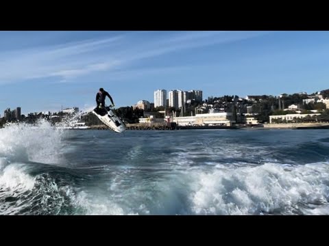 Видео: Как выполнить прыжок на 180 градусов на гидроцикле