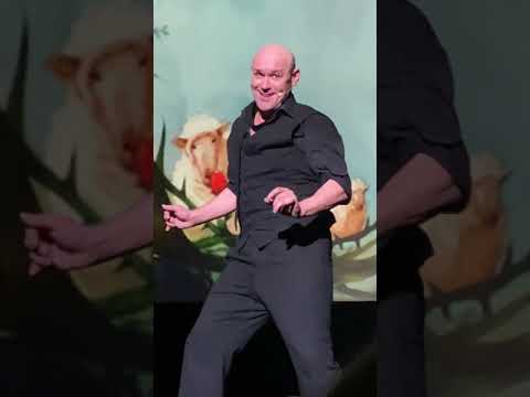 Видео: «Там за облаками» поет Максим Аверин