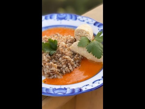 Видео: Оля Полякова - Готовим вместе Шеф-Поварами  [Куриные сосиски и гречневая каша в соусе]