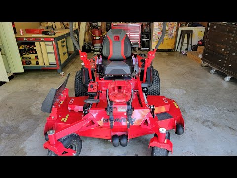 Видео: Замена масла Gravely ZT HD 60"