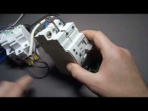 Видео: АВР GEYA G2R - 63 Часть 4. Добавил выход на управление инвертором и задержки на две линии отдельно