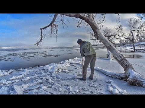 Видео: ТАКОЕ лучше НЕ ПОВТОРЯТЬ! Ищем судака по тонкому льду