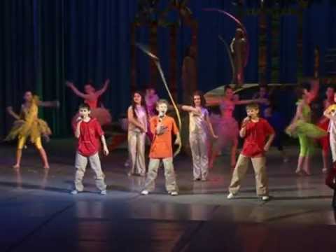 Видео: «Крутится волчок» - солисты ДМЦ «Волшебный микрофон»