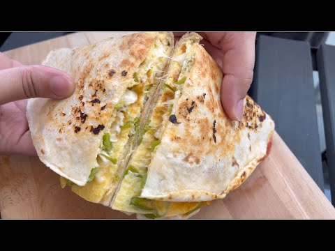 Видео: Быстрый завтрак готов за несколько минут 😋 Вкусный рецепт тостов из тортильи