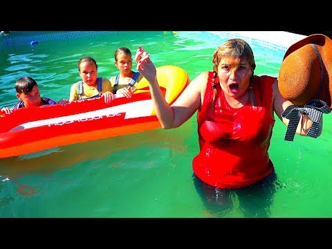 Видео: ССОРА В БАССЕЙНЕ !!НЕ ПОДЕЛИЛИ МАТРАС !!!