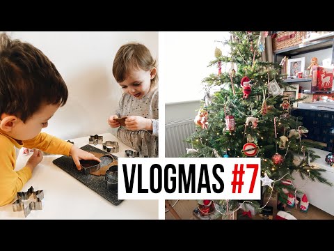 Видео: ГОТОВИМ ИМБИРНОЕ ПЕЧЕНЬЕ И СТАВИМ ЕЛКУ | VLOGMAS #7
