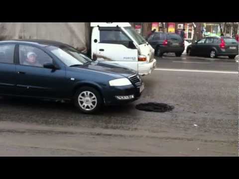 Видео: Яма в Москве на Хорошевском шоссе