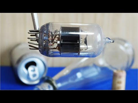 Видео: ЭЛЕКТРОННАЯ ЛАМПА ИЗ БУТЫЛКИ ПРОВОЛОК И БАНКИ