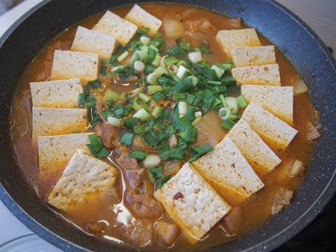 Видео: Традиционная корейская кухня: Тведжи Коги Кимчи Ччиге (김치찌개) или рагу из кимчи со свининой.
