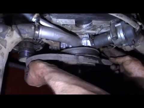 Видео: w124 мотор  М102 замена водяной помпы и натяжка ремня w124 motor M102 replacement water pump and bel